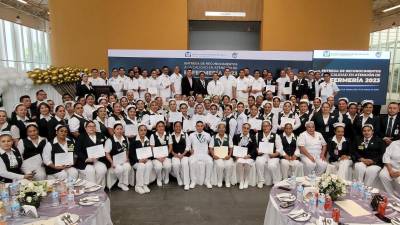 127 enfermeros y enfermeras reafirmaron su compromiso de brindar un servicio de calidad.