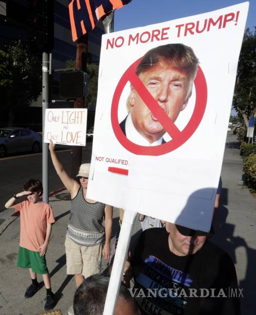 $!Decenas marchan en sur de California contra los grupos supremacistas