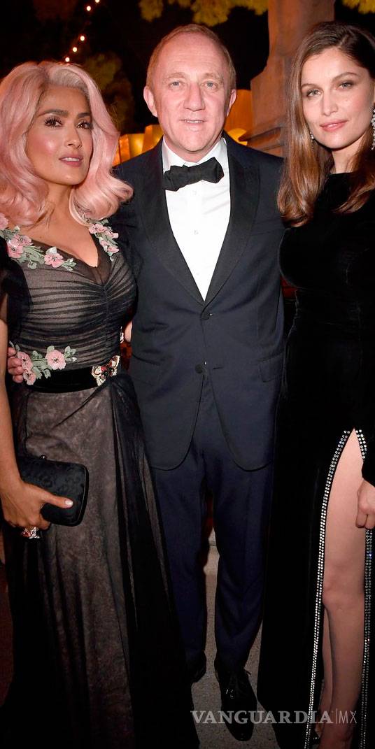 Salma Hayek sorprende en Cannes con cabello rosa $!Salma Hayek sorprende en Cannes con cabello rosa