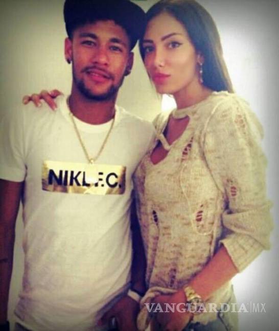 $!Ex pareja de Neymar prometió reducirse los senos; se arrepiente y hace lo contrario