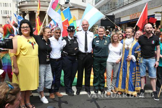 $!Londres se pinta de arcoíris con el desfile del orgullo gay