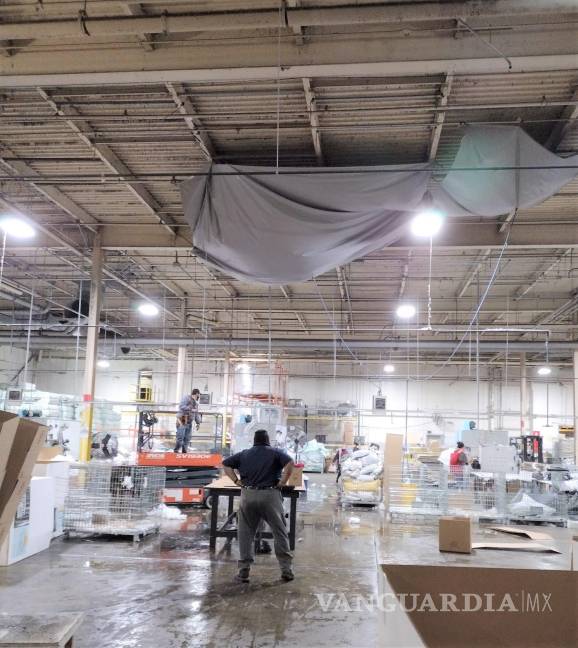 $!Omar Castaneda Balderas gerente en HFI revisa el mal estado del techo que provocó la filtración de nieve en la planta maquiladora. Foto: Trabajadores de HFI