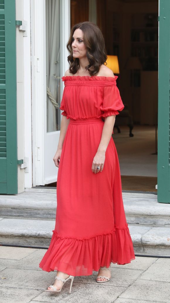 $!Kate Middleton luce espectacular vestido rojo con hombros al desnudo