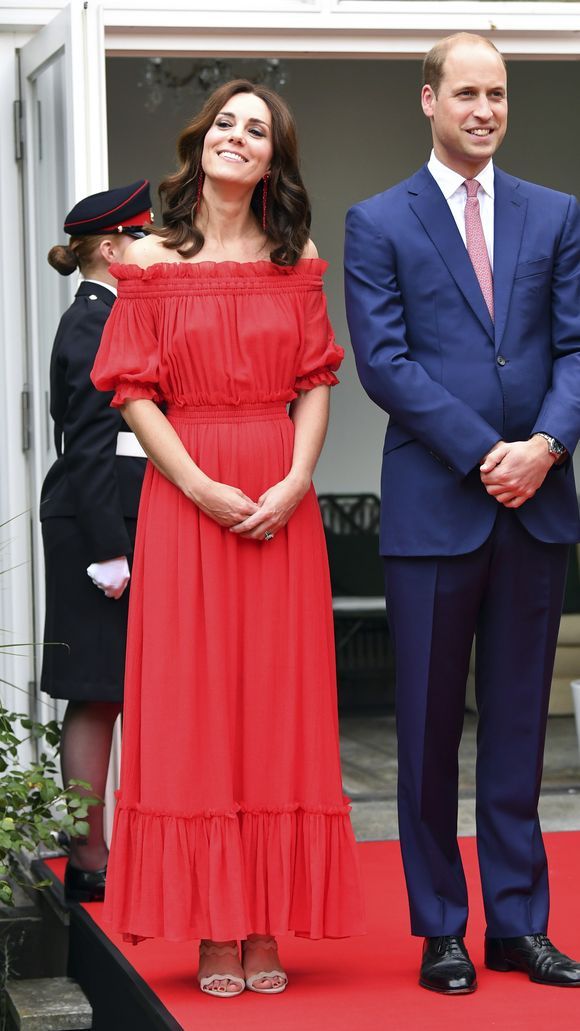 $!Kate Middleton luce espectacular vestido rojo con hombros al desnudo