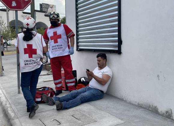 Conductor en Saltillo embiste a un motociclista después huye