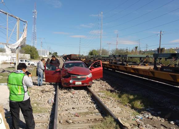 Joven Pone En Peligro A Su Novia Por Querer Ganarle Al Tren En Ramos Arizpe