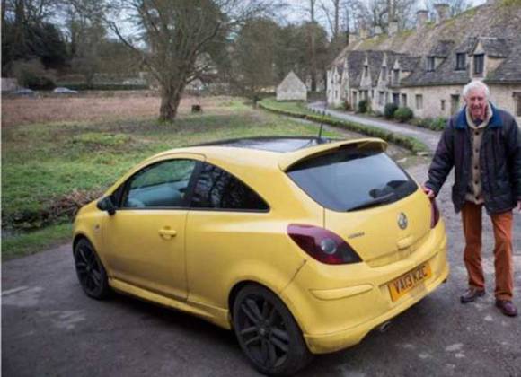 Vandalizan coche en pueblo inglés por su llamativo amarillo