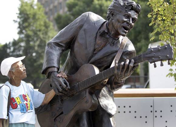 Develan Estatua De Rockero Chuck Berry En Eu