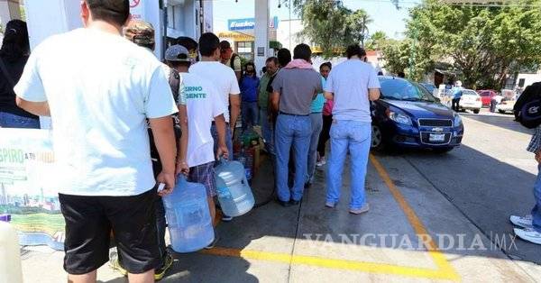 $!CNTE toma gasolineras y regala combustible en Chiapas