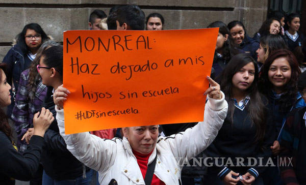 $!Alumnos de bachillerato exigen a Ricardo Monreal pago de becas