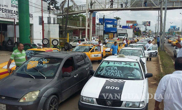 $!Taxistas protestan contra Uber, merma nuestra economía en 40%, acusan
