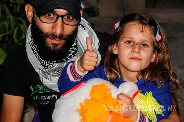 $!¡Quiero a mi papá!, niña siria llora desconsoladamente tras bombardeo (video)