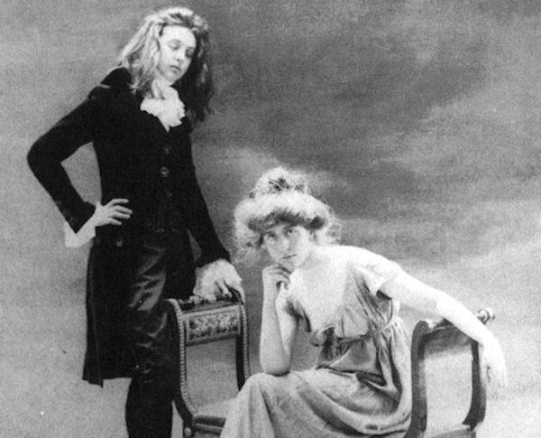 $!Aparecen en la foto Renée Vivien y Natalie Clifford Barney en 1900.