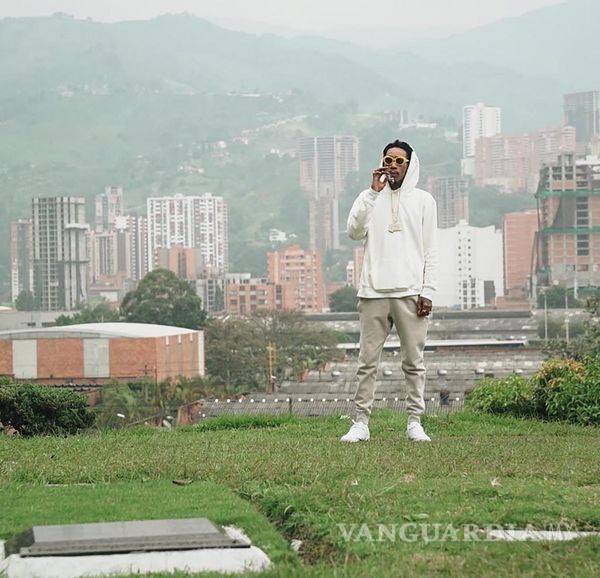 $!Rapero Wiz Khalifa llevó flores a la tumba de Pablo Escobar; Colombia estalla en indignación