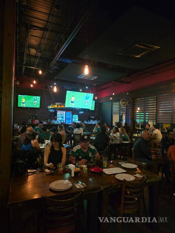 Canirac Saltillo informó que alrededor del 35 por ciento de los restaurantes afiliados alcanzó ocupación total durante el partido entre México y Ecuador. $!Canirac Saltillo informó que alrededor del 35 por ciento de los restaurantes afiliados alcanzó ocupación total durante el partido entre México y Ecuador.