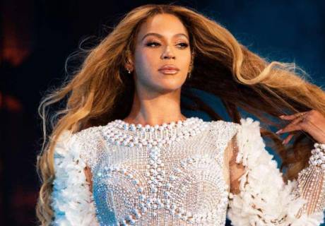 El lunes, Beyoncé compartió un inusual vistazo a su rutina de lavado diario en un video sin retoques.