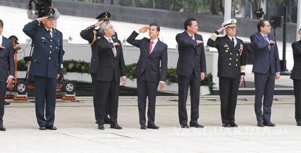 $!En esta foto, ¿qué es lo que miraba Enrique Peña Nieto?