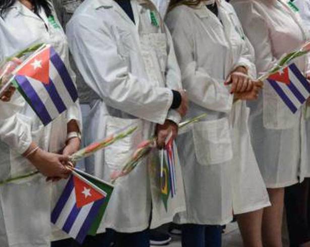 La contratación de médicos cubanos en México ha despertado críticas de la oposición