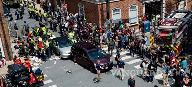 $!Deja tres muertos marcha racista en Virginia; identifican a quien atropelló a multitud