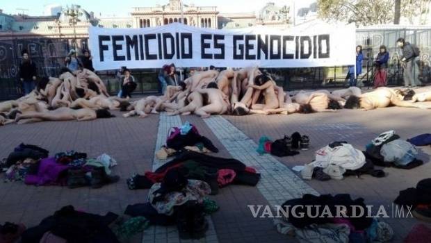 $!Desnudas, mujeres protestan contra feminicidios en Argentina