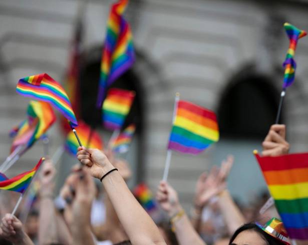 Colectivos y simpatizantes de la comunidad LGBT+ protestaron frente al Ministerio de Salud, en el marco del Día Internacional contra la Homofobia, Transfobia y Bifobia en Perú, tras decreto que tipifica siete identidades de género como ‘enfermedades mentales’.