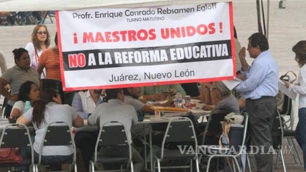 $!Maestros de Nuevo León realizan paro de labores