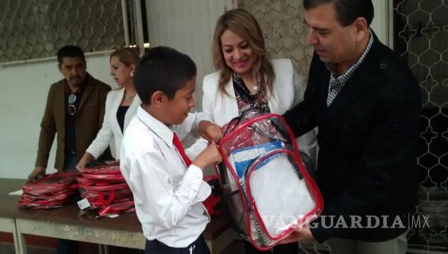 $!En Nuevo León reparten mochilas transparentes para prevenir balaceras en escuelas
