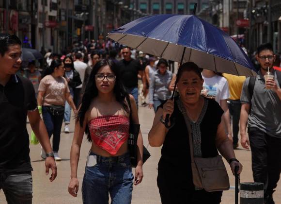 Capitalinos se cubren de los rayos del sol debido a las altas temperaturas por la tercera ola de calor en el país