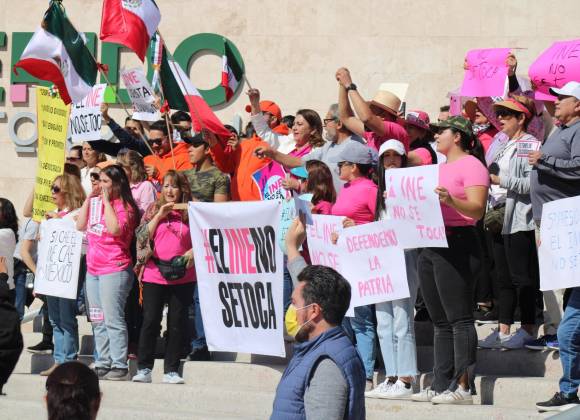 Marchan en defensa del INE más de tres mil 500 personas en Torreón