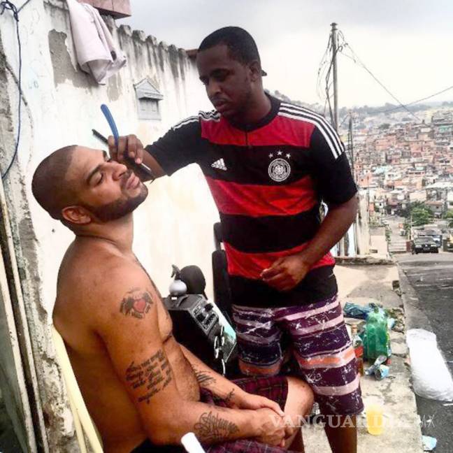 $!De triunfar en Europa a pagar protección para vivir en una de las favelas más peligrosas de Brasil