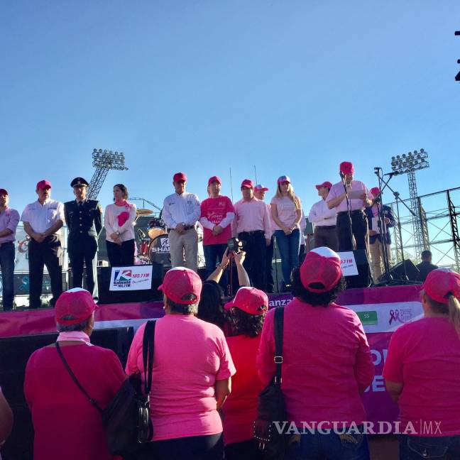 $!Forman gigante lazo rosa como símbolo de lucha contra el cáncer en Saltillo
