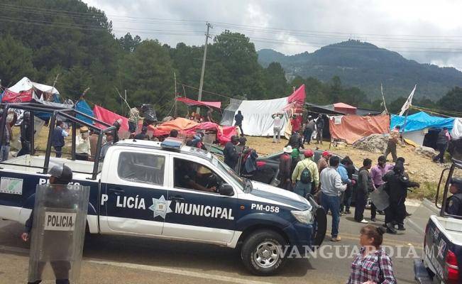 $!Indígenas rompieron los bloqueos de la CNTE en Chiapas