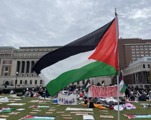 Decenas de estudiantes a favor de Palestina realizan una sentada en el campus de la Universidad de Columbia en el Alto Manhattan en Nueva York.