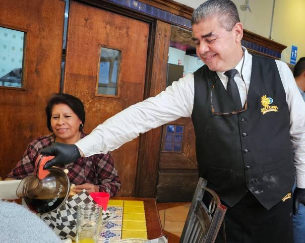 Luis Javier Esquivel Barraza, conocido como “el Capi”, sirve con amabilidad a los comensales del restaurante Sol y Luna.