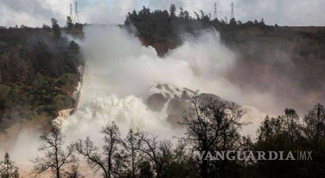 $!Continúa desalojo y emergencia en California; baja nivel de agua en presa