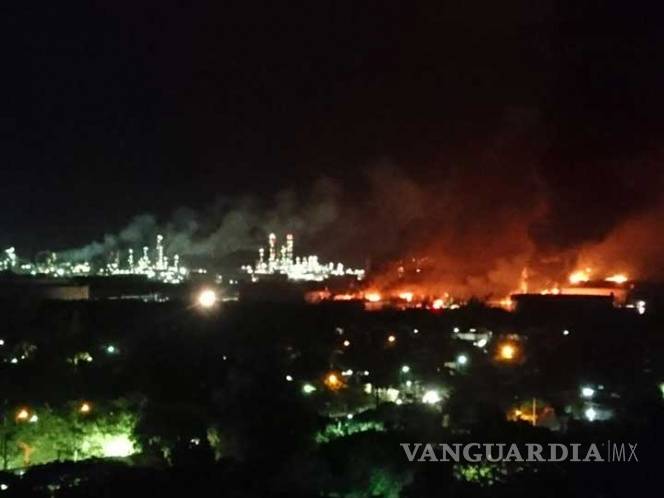 $!Se intensifica incendio en refinería de Salina Cruz, Oaxaca