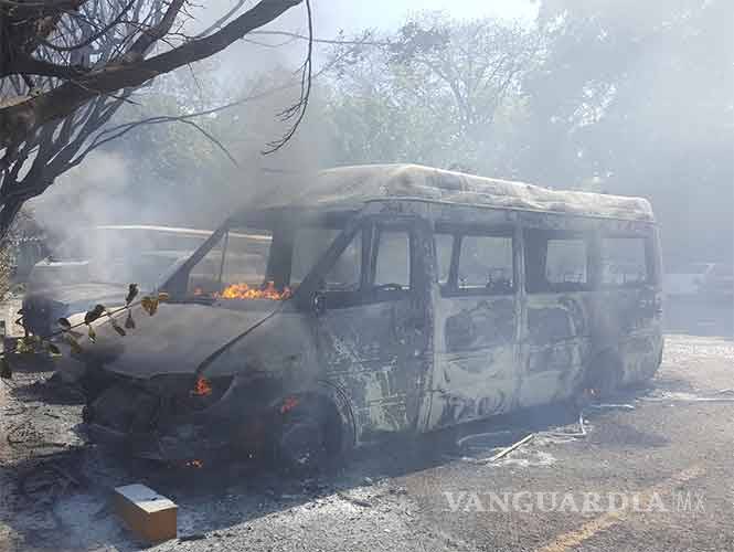 $!Encapuchados provocan incendio en la Secretaría de Educación de Chiapas