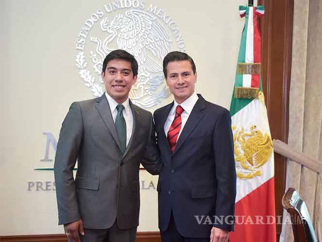 $!Peña Nieto recibe a mexicano que reclutó la NASA para estudiar a Marte