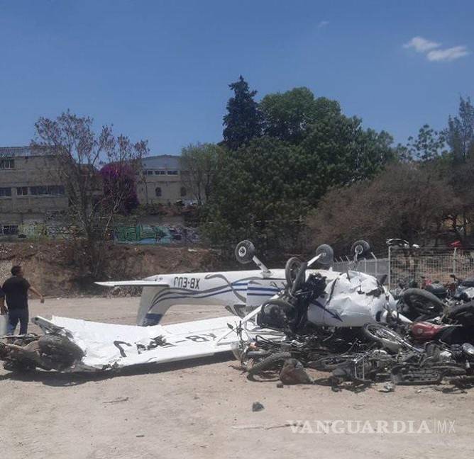 $!Una avioneta cayó en Atizapán, Edomex, no hay heridos ni daños graves