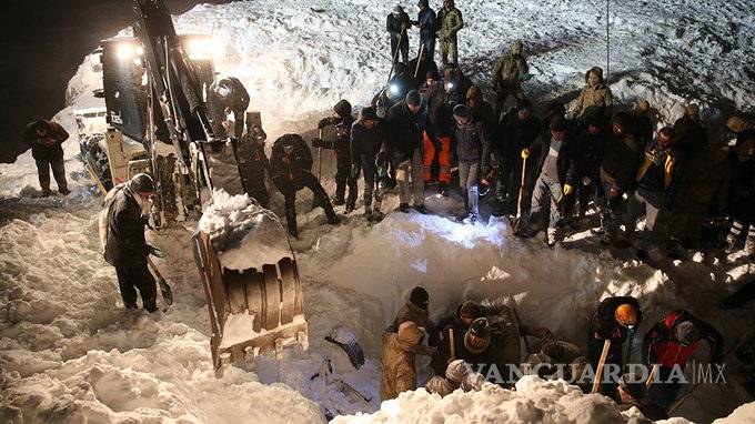 $!Rescatistas de Turquía atienden llamada por avalancha y son enterrados por otra; hay al menos 38 muertos