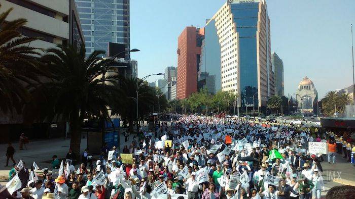 $!'Ya vamos llegando y Peña está temblando': Manifestantes se reúnen en el Ángel de la Independencia