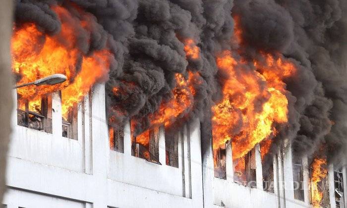 $!Evacuan hospital de Lima, tras incendio de almacén