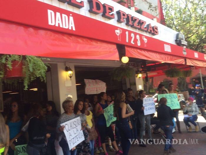 $!Pizzería de la CDMX discriminó a mujeres trans, comunidad LGBT protesta