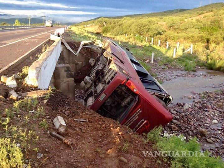 $!Vuelca camión con pacientes del IMSS en Sonora; hay 33 heridos de gravedad
