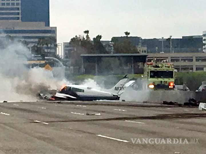 $!Avioneta se estrella en carretera junto a aeropuerto en California