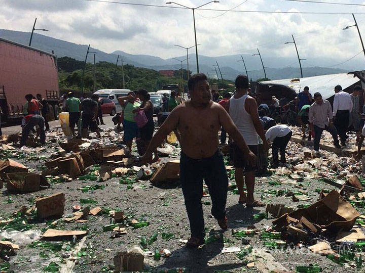 $!Choca camión de cerveza en Chiapas y 'buitres' humanos aparecen