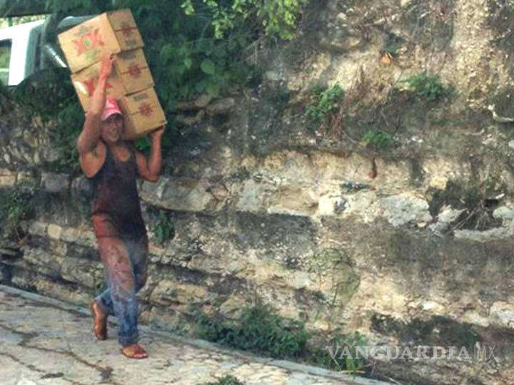 $!Choca camión de cerveza en Chiapas y 'buitres' humanos aparecen