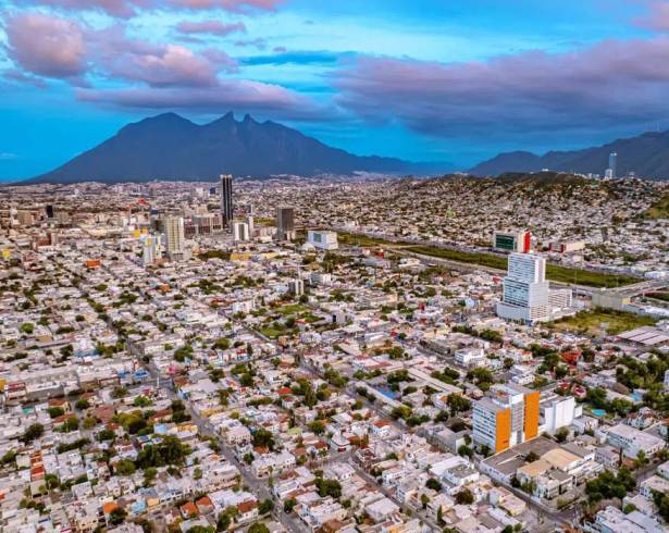 Para el domingo, Monterrey espera un clima bochornoso, con cielo parcialmente nublado.