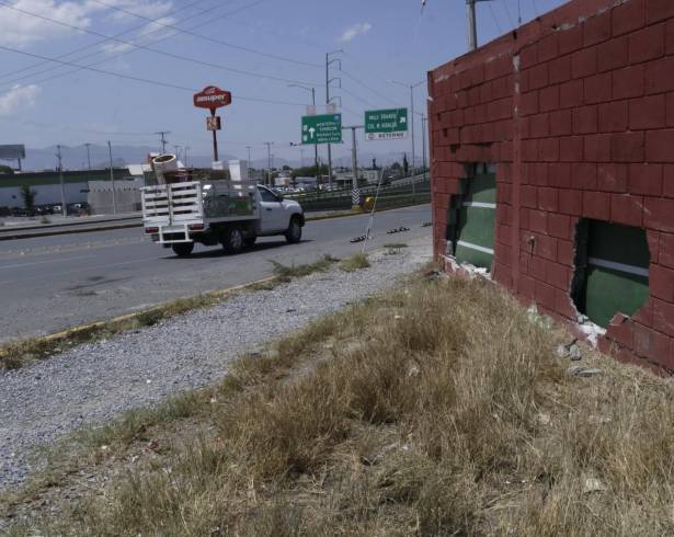 En la barda del Cobac de Valle Dorado se estrelló el vehículo en el que viajaba una quinceañera, quien murió horas después.