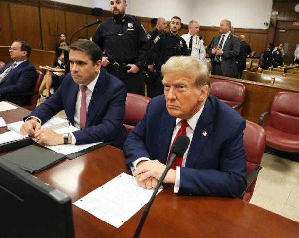 Comienza el primer juicio penal de un expresidente, Donald Trump, presunto candidato republicano a la presidencia, aparece en la sala del tribunal durante el primer día de su juicio penal en Nueva York.